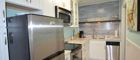 Private kitchen | Fridge, microwave, oven, stovetop