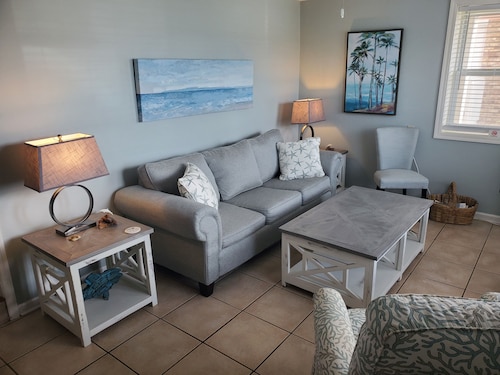 Isle Of Palms Condo, Steps Form The Ocean, Beach, Bars And Restaurants. 