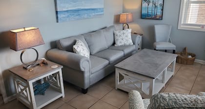 Isle Of Palms Condo, Steps Form The Ocean, Beach, Bars And Restaurants.