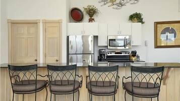 Frigorifero, microonde, forno, piano cottura