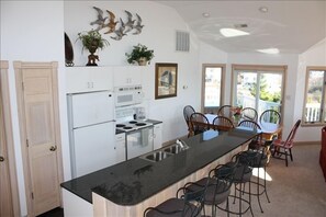 Fridge, microwave, oven, stovetop - Let yourself be "Swept Away"  BOOK OUR BEAUTIFUL HOME NOW FOR 2026 (Corolla)