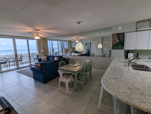 Smart TV, DVD player, books, video library - Breathtaking views directly facing the Gulf!  3bd/3bath/6 (Fort Walton Beach)