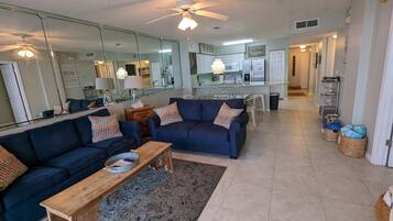 Smart TV, reproductor de DVD, libros, videoteca