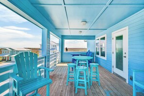 Outdoor dining - Upscale home! Beach Access! Community Pool (Port Aransas)
