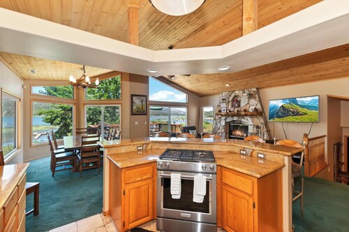 Lakefront Manor by Destination Big Bear : Luxurious! Pool Table! Views! Multiple Decks! Master Suite! BBQ!