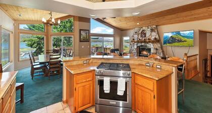 Lakefront Manor: Ylellinen! Kylpylä! Biljardipöytä! Näkymät! Monirunkoisia! Master Suite! BBQ!