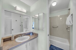 Combined shower/bathtub, hair dryer, towels