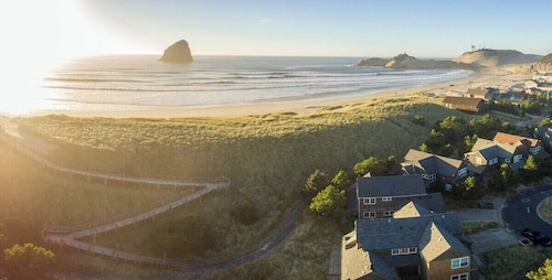 Gull's Nest - Adorable, right next to beach!