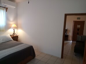 3 makuuhuonetta, työpöytä, silitysrauta/-lauta, ilmainen Wi-Fi