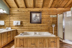 Kombinert dusj/badekar, boblebad og håndklær