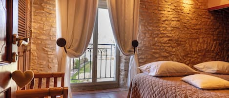Chambre supĂ©rieure avec lits jumeaux, salle de bain attenante, vue sur le parc (chambre Capucine) | 1 chambre, dĂ©cor unique, ameublement unique, rideaux dâobscurcissement
