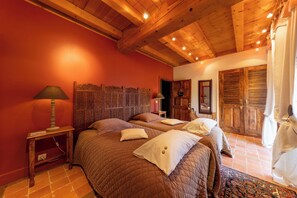 Habitación superior con 2 camas individuales, baño en la habitación (chambre Capucine) | Decoración personalizada, muebles diferentes y cortinas blackout 