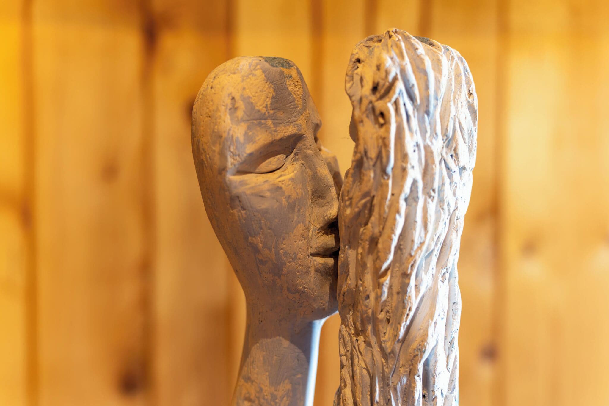 Un gros plan d’une sculpture à la texture rugueuse.