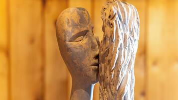 Un gros plan d’une sculpture à la texture rugueuse.