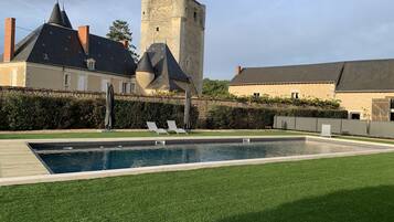 季節性室外泳池;10:30 至 20:00 開放;泳池傘、躺椅