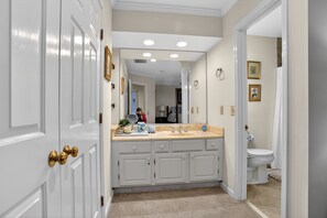 Chuveiro, secador de cabelo, toalhas de banho 