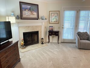 Televisio, takka, DVD-soitin