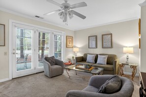 Televisie, een open haard en een dvd-speler