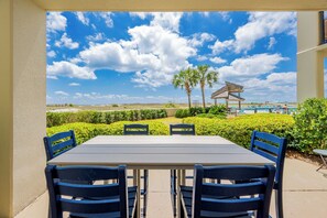 Outdoor dining - GROUND FLOOR! Phoenix 7 7015 High Demand! (Orange Beach)