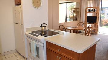 雪櫃、微波爐、焗爐、爐具