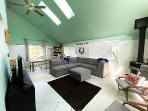 Smart TV, fireplace, ping pong, books - Cap'n Morgan's Hideaway- Fun family house! (Pacific City)