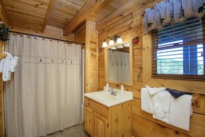 Combined shower/bathtub, towels - ER 244 – Black Hawk Hideaway  Great Location – Close to town! (Pigeon Forge)