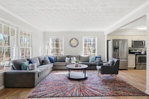 Smart TV, table football - ✩Family Getaway ✩Game room ✩Pet Friendly ✩Sleeps 15 ✩ (Lithonia)