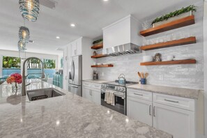 Refrigerador, microondas, parrilla de estufa y lavavajillas 