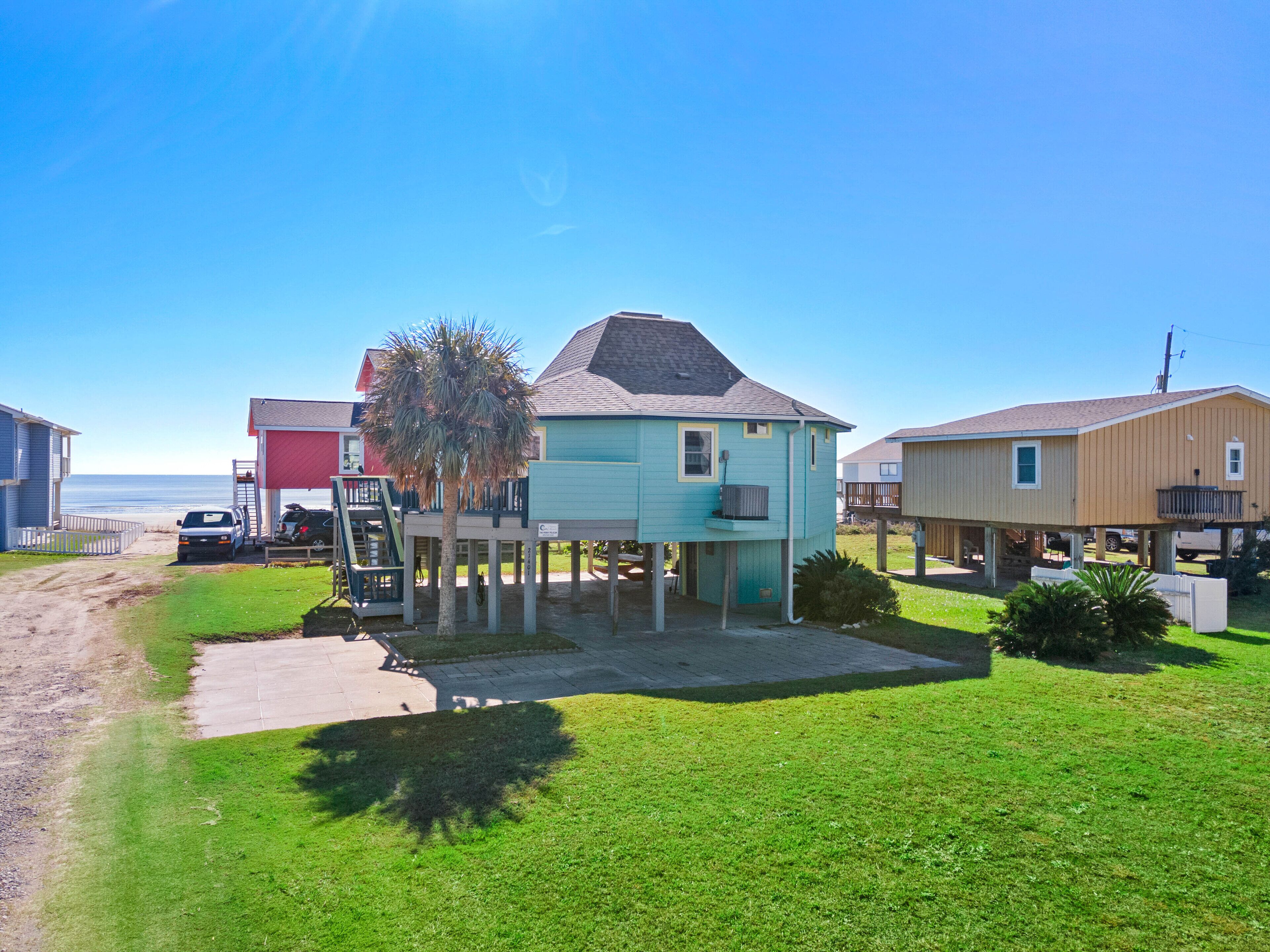 Classic Octagon House - Steps from the Beach - Boat launch, Pier & Pool Access
