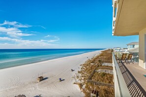 On the beach - 🏖️BeachFront-Heated Pools-Beach Service-Celadon 309🏖️ (Panama City Beach)