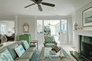 TV - Family-Friendly Penthouse: Luxury, Gulf View, & Gated Community Amenities (Port Aransas)