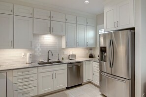 Fridge, microwave, oven, stovetop - Family-Friendly Penthouse: Luxury, Gulf View, & Gated Community Amenities (Port Aransas)