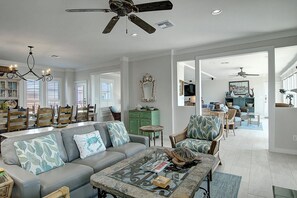 TV - Family-Friendly Penthouse: Luxury, Gulf View, & Gated Community Amenities (Port Aransas)