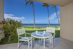 Outdoor dining - Oceanfront Ground-Floor Condo – Lanai, A/C, Steps to Sugar Beach (Kihei)