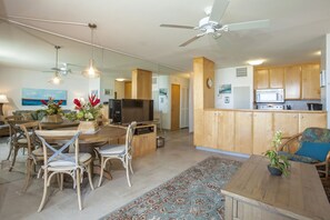 Dining - Oceanfront Ground-Floor Condo – Lanai, A/C, Steps to Sugar Beach (Kihei)