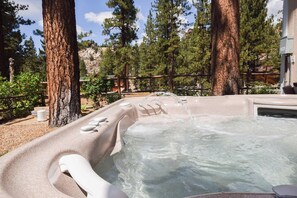 Outdoor spa tub - Big Bear Bungalow by Destination Big Bear : Hot Tub! Fenced Yard! Internet! Gas BBQ! Luxury! Family Friendly! Wood Burning Fireplace! (Big Bear Lake)
