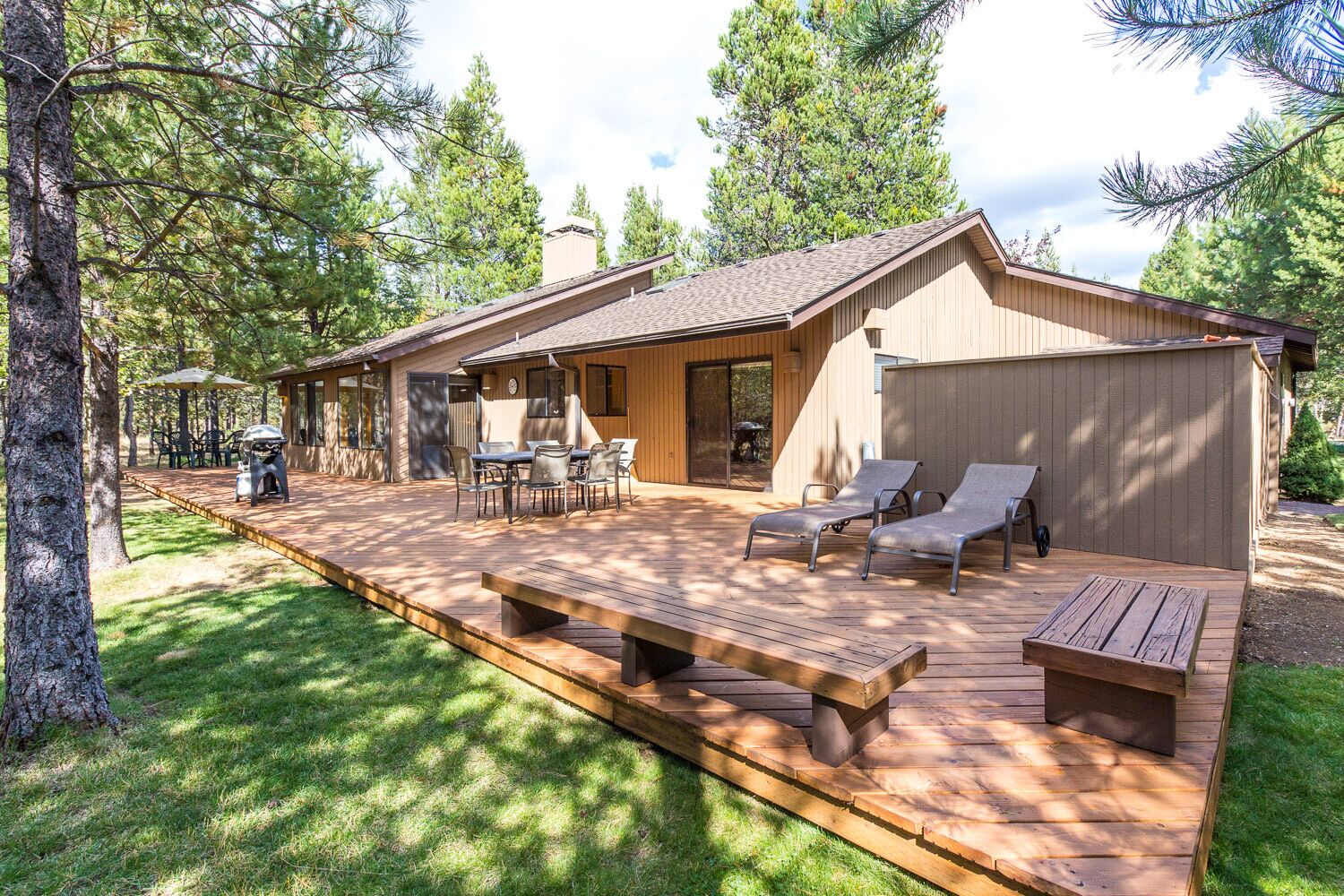 Remodeled, Private, Quiet Setting, Hot Tub- HOOD03