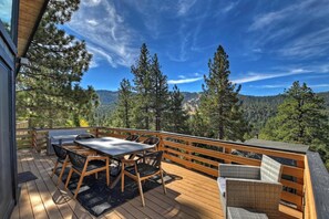 Outdoor dining - Heavenly Heights by Destination Big Bear : Mountain and Lake Views! Propane Grill! Foosball Table! Near Bear Mountain! Wifi! (Big Bear Lake)