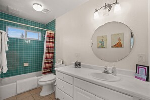 Haartrockner, Handtücher, Seife, Shampoo