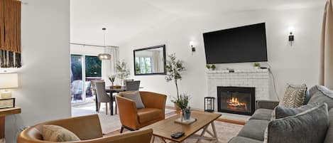 Smart TV, chimenea y libros