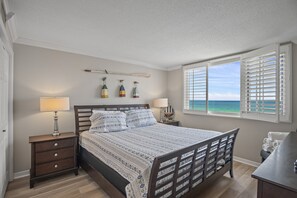 2 bedrooms, iron/ironing board, free WiFi, bed sheets - The Islander 605 Complimentary Beach Service! Heated Pool (Destin)
