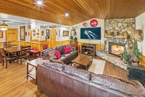 Una televisión, una chimenea, un futbolín