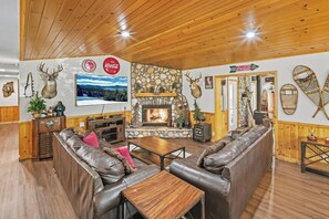 Una televisión, una chimenea, un futbolín