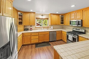 Réfrigérateur, micro-ondes, plaque de cuisson, lave-vaisselle