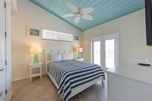 5 bedrooms, iron/ironing board, free WiFi, bed sheets - For Shore: Sleeps 10, steps to beach, heated pool! (Holmes Beach)
