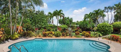 Alberca al aire libre y alberca climatizada