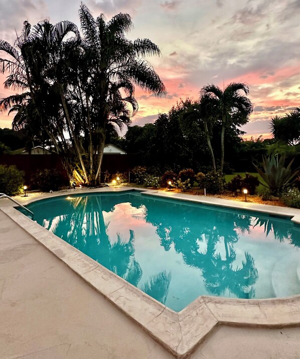 Alberca al aire libre y alberca climatizada