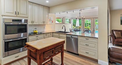 Tropical Oasis ~ Game Room ~ Spectacular Gardens ~ Heated 32' Saltwater Pool