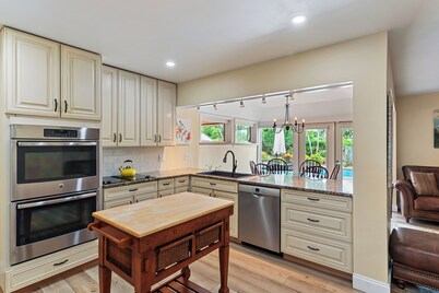 Tropical Oasis ~ Game Room ~ Spectacular Gardens ~ Heated 32' Saltwater Pool