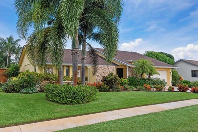 Tropical Oasis ~ Game Room Oct 25 ~ Stunning Gardens ~ Heated 32' Saltwater Pool